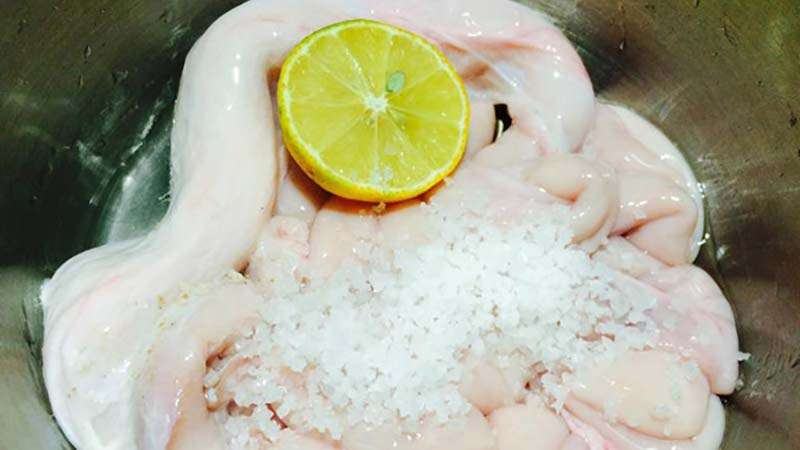 Cách làm sạch ruột heo bằng chanh muối