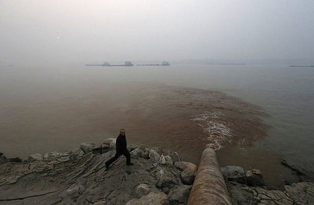 Con sông Dương Tử hằng ngày “chịu đựng” nước thải