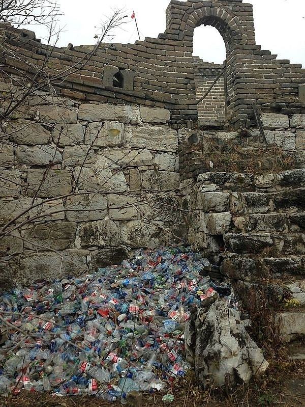 Kỳ quan thiên nhiên thế giới Vạn Lý Trường Thành với đầy rác thải