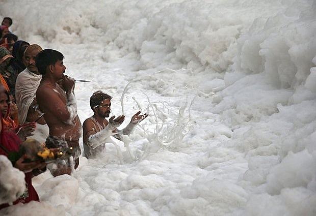 Con sông Yamuna ở đất nước Ấn Độ với đầy bọt biển trắng xóa do bị ô nhiễm