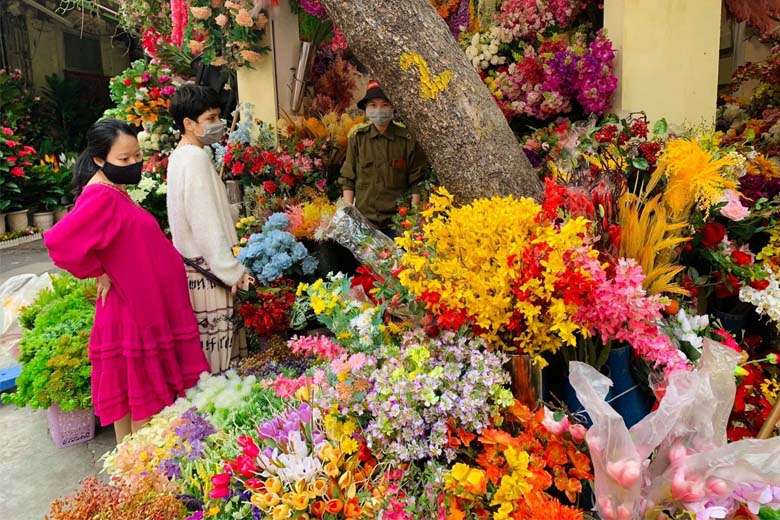 Hình ảnh đi chợ hoa ngày Tết