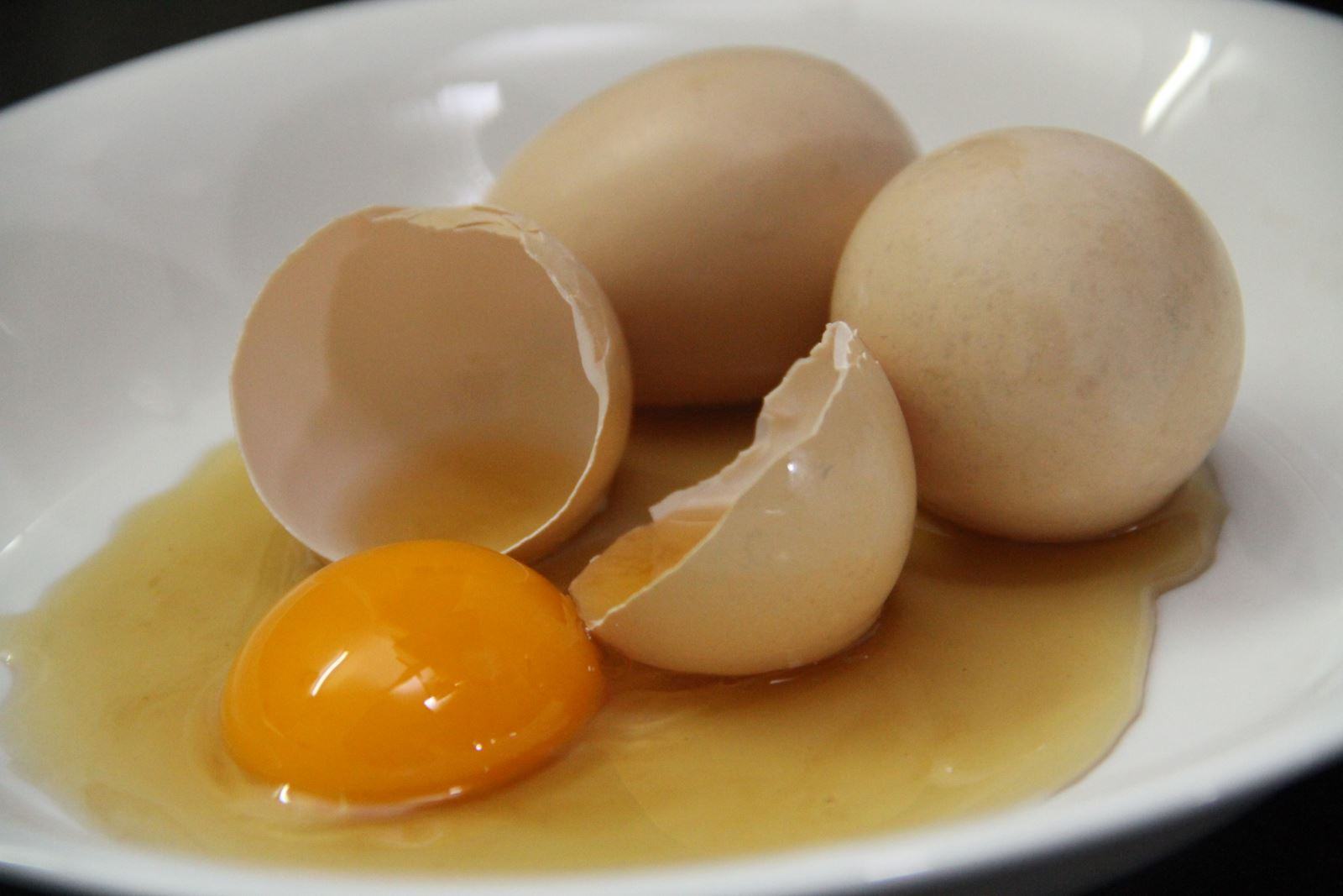 Lợi ích của việc uống trứng sống là gì?
