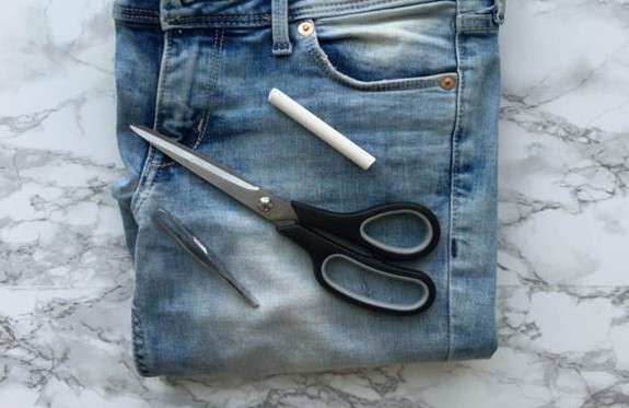 cách cắt quần jean dài thành quần short 4