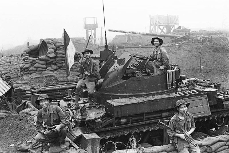 Hình ảnh nụ cười chiến thắng của những người lính trên xe tăng
