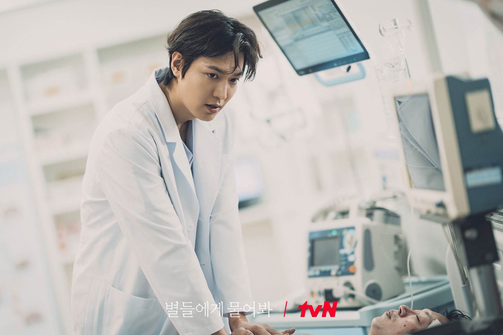 Lần này Lee Min Ho đóng vai bác sĩ nhưng nghèo rớt mồng tơi