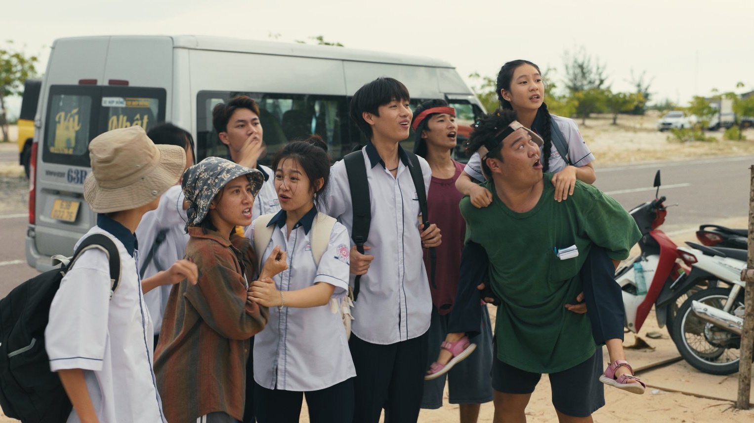 Nhóm bạn The Light có ước mơ làm Idol, mỗi người có gia cảnh khác nhau