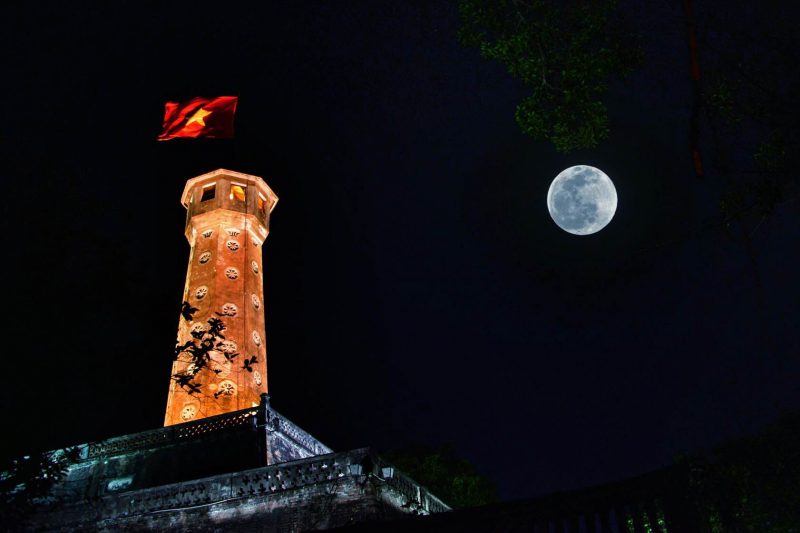 Hình ảnh Hà Nội về đêm bên cột cờ Hà Nội