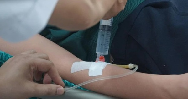 2 người bị sốc phản vệ độ 3 sau khi uống kháng sinh, ăn phở sáng