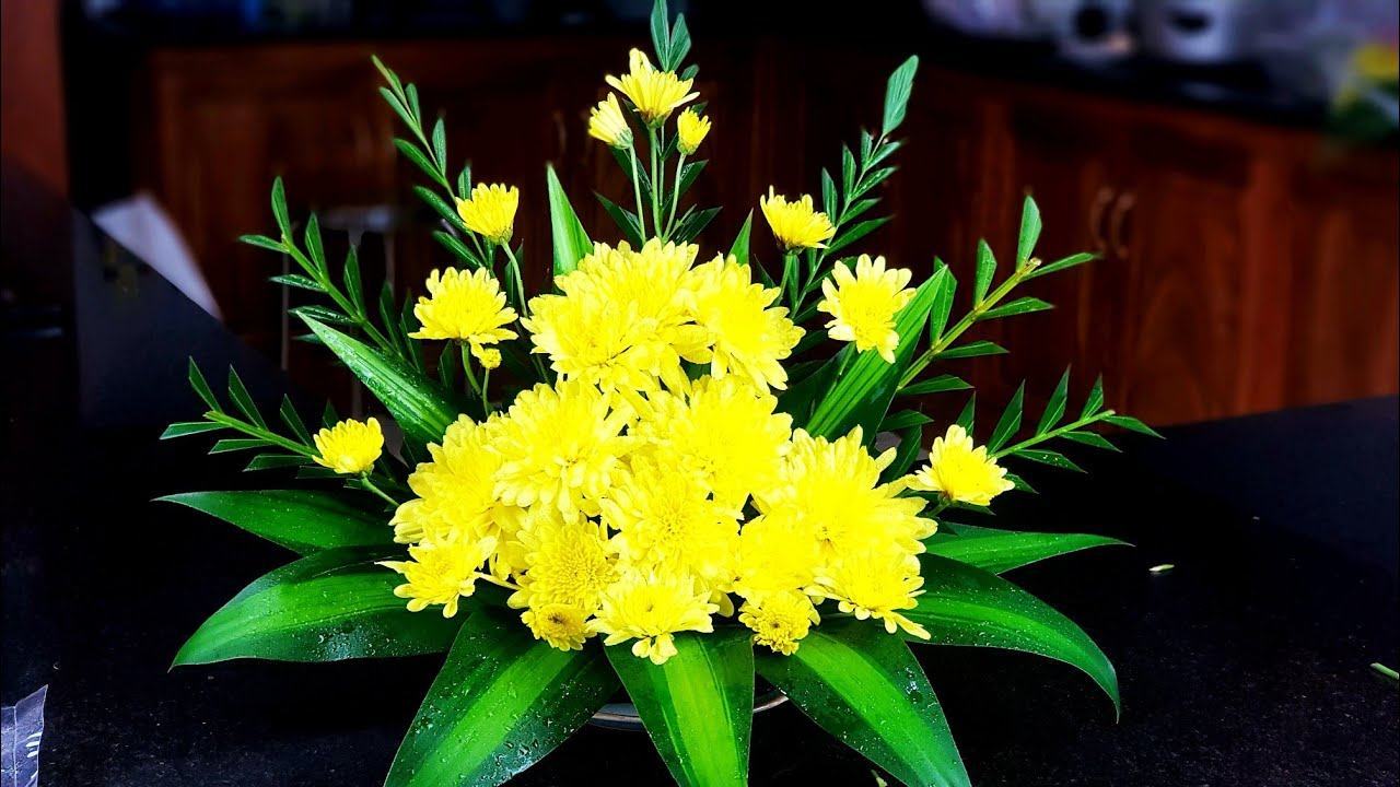 Các cách cắm hoa cúc đẹp nghệ trưng bày bàn thờ ngày Tết