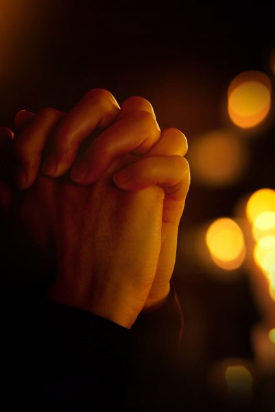 hình ảnh cầu nguyện và nắm tay