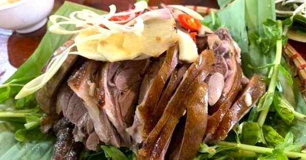 Ăn thịt chó bị đánh bả, 8 người phải nhập viện