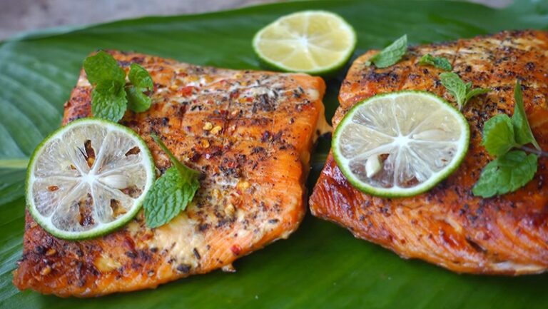 Cách làm cá hồi nướng muối ớt ngọt cay đậm đà bắt vị