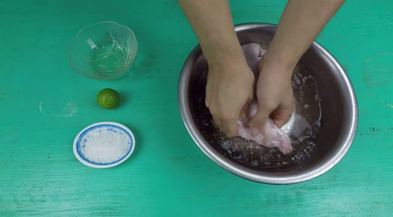 Lộn trái thịt xông khói và rửa trực tiếp dưới vòi nước