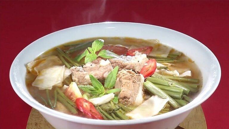 Cách làm sườn nấu canh chua thơm ngon dậy hương nức mũi