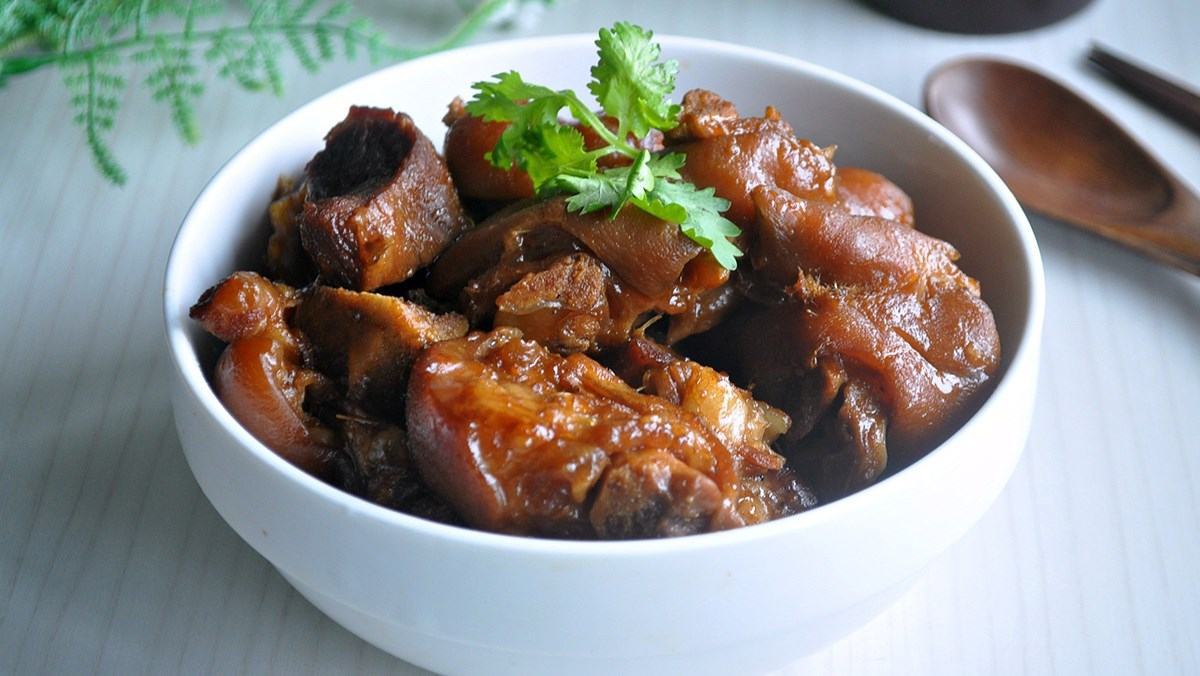 thịt chân giò kho tộ 