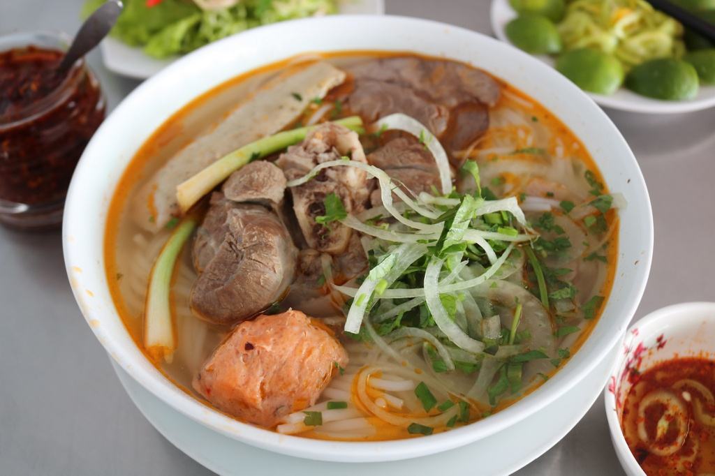 Cách nấu canh bò huế 1