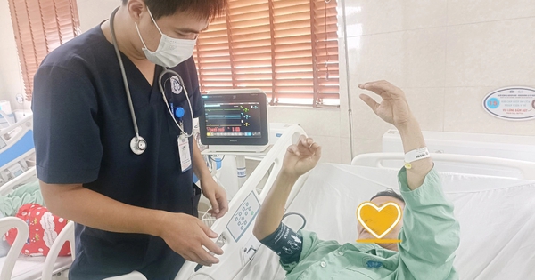 Đang ăn cơm bên đường, người đàn ông bất ngờ méo miệng, liệt nửa người