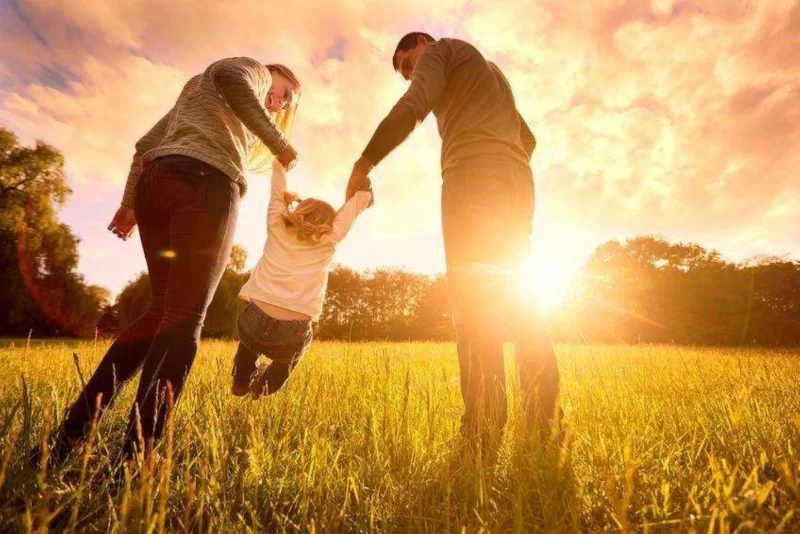 Chụp ảnh gia đình đẹp trên thảm cỏ xanh