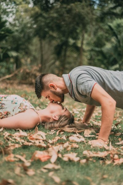Hình ảnh hôn nhau của hai người trong rừng