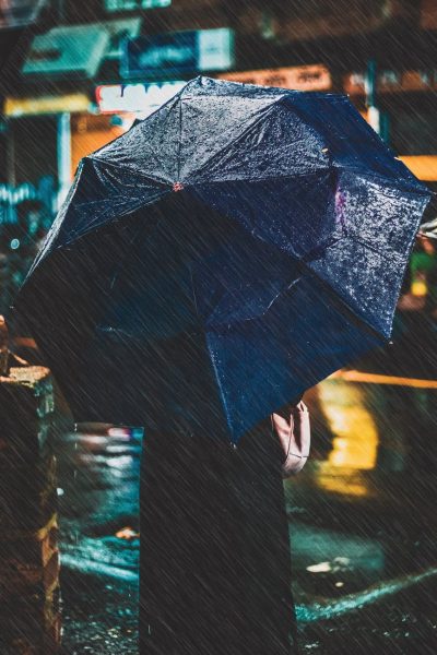 Hình ảnh mưa đêm với chiếc ô màu xanh