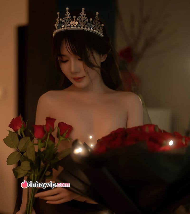 Hot girl 18+ khỏa thân với 1 bông hồng