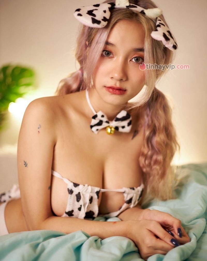                 Hot girl show hàng Irisadamsone