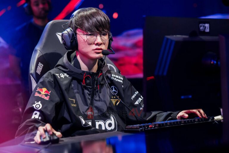 LMHT: Faker livestream giải đề thi đại học khiến nhiều fan thích thú