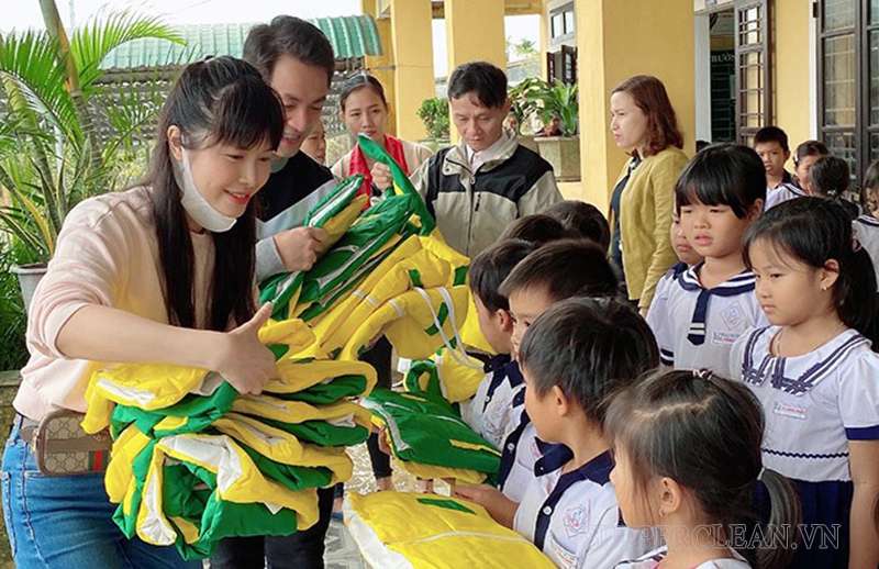 Lòng tốt và tình yêu và sẵn sàng giúp đỡ và chia sẻ những vấn đề với người khác