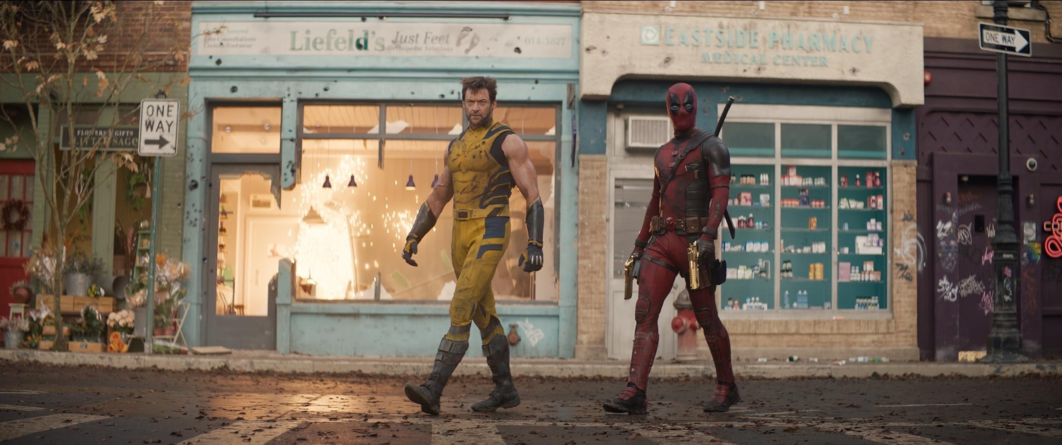 Deadpool 3: Deadpool và Wolverine là một show tấu hài 'đỉnh nóc, kịch trần, bay phấp phới'