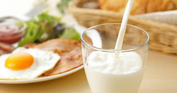 Sau 50 tuổi là giai đoạn quan trọng để “bảo dưỡng xương”, ghi nhớ 4 thời điểm tốt trong ngày để uống sữa, tăng cường canxi
