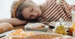 Tại sao bạn lại buồn ngủ sau khi ăn?