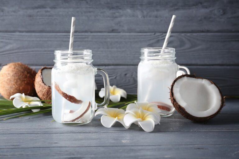 Uống nước dừa kỵ với gì nhất? Ăn sầu riêng uống nước dừa có được không?