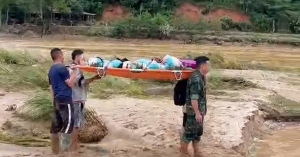 Video: Xúc động hình ảnh băng rừng, vượt lũ khiêng nạn nhân trong vụ sạt lở đất đi cấp cứu